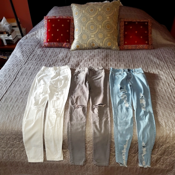 3 pairs of jeans, white, light blue wash and taupe:  size 25 - Picture 1 of 7